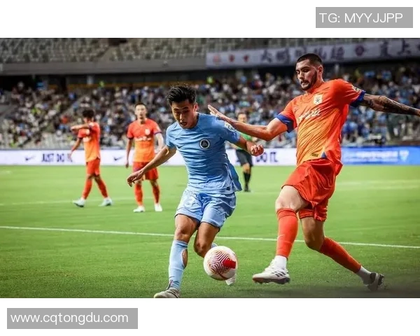 足球明星因激烈争执被罚下场引发球迷热议与媒体关注