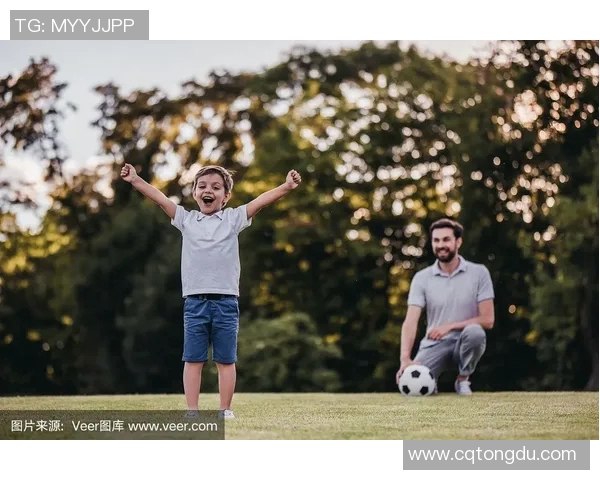 足球明星亲临现场观看儿子踢球展现父爱与运动激情的完美结合 足球明星亲临现场观看儿子踢球展现父爱与运动激情的完美结合